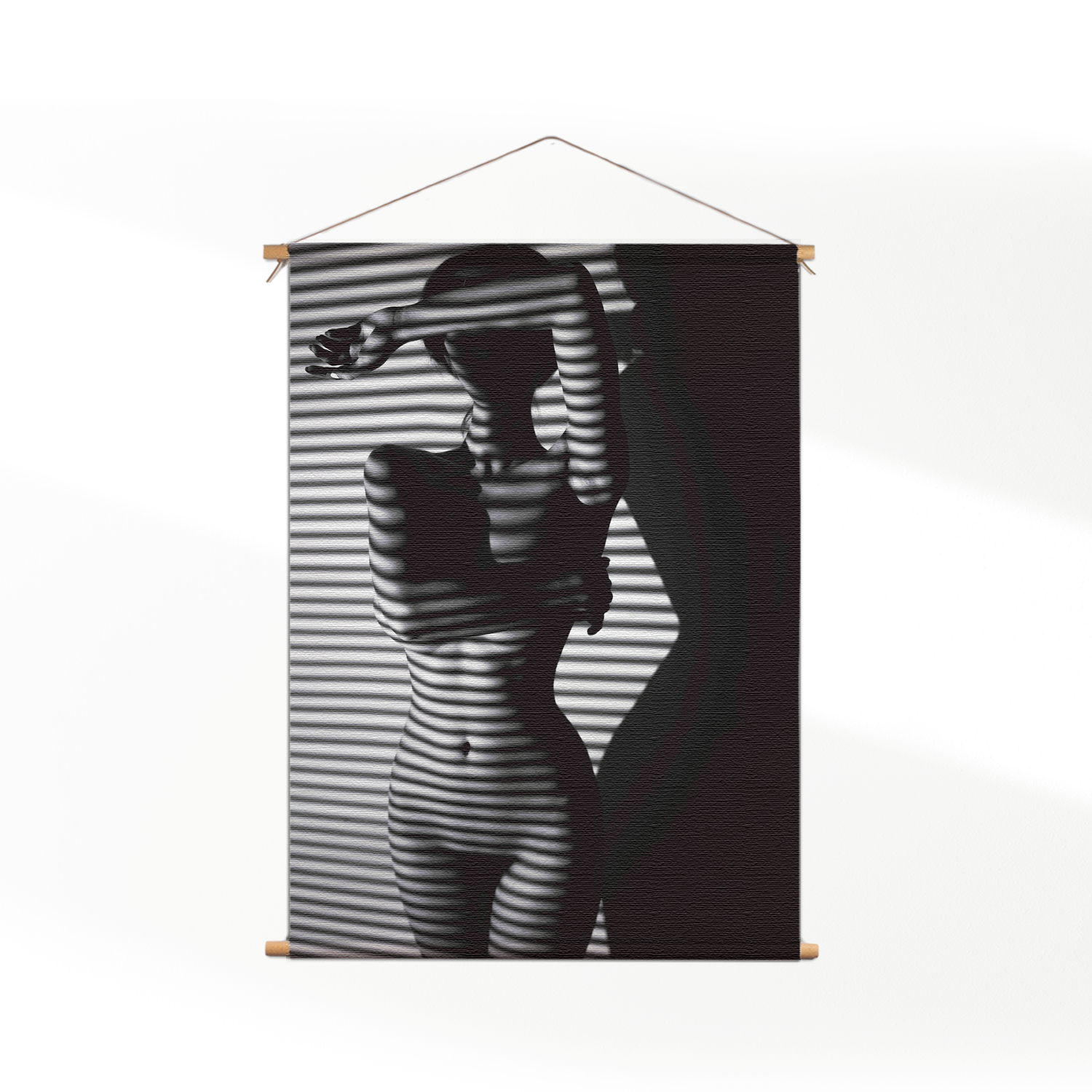 Textielposter Blote Vrouw Achter Jaloezie 02