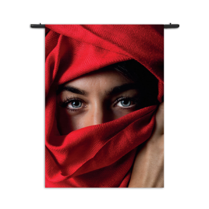 Wandkleed Jonge Arabische Vrouw Met Rode Hoofddoek Rechthoek Verticaal