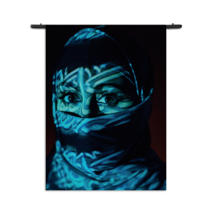 Wandkleed Jonge Arabische Vrouw Met Blauwe Hoofddoek Rechthoek Verticaal
