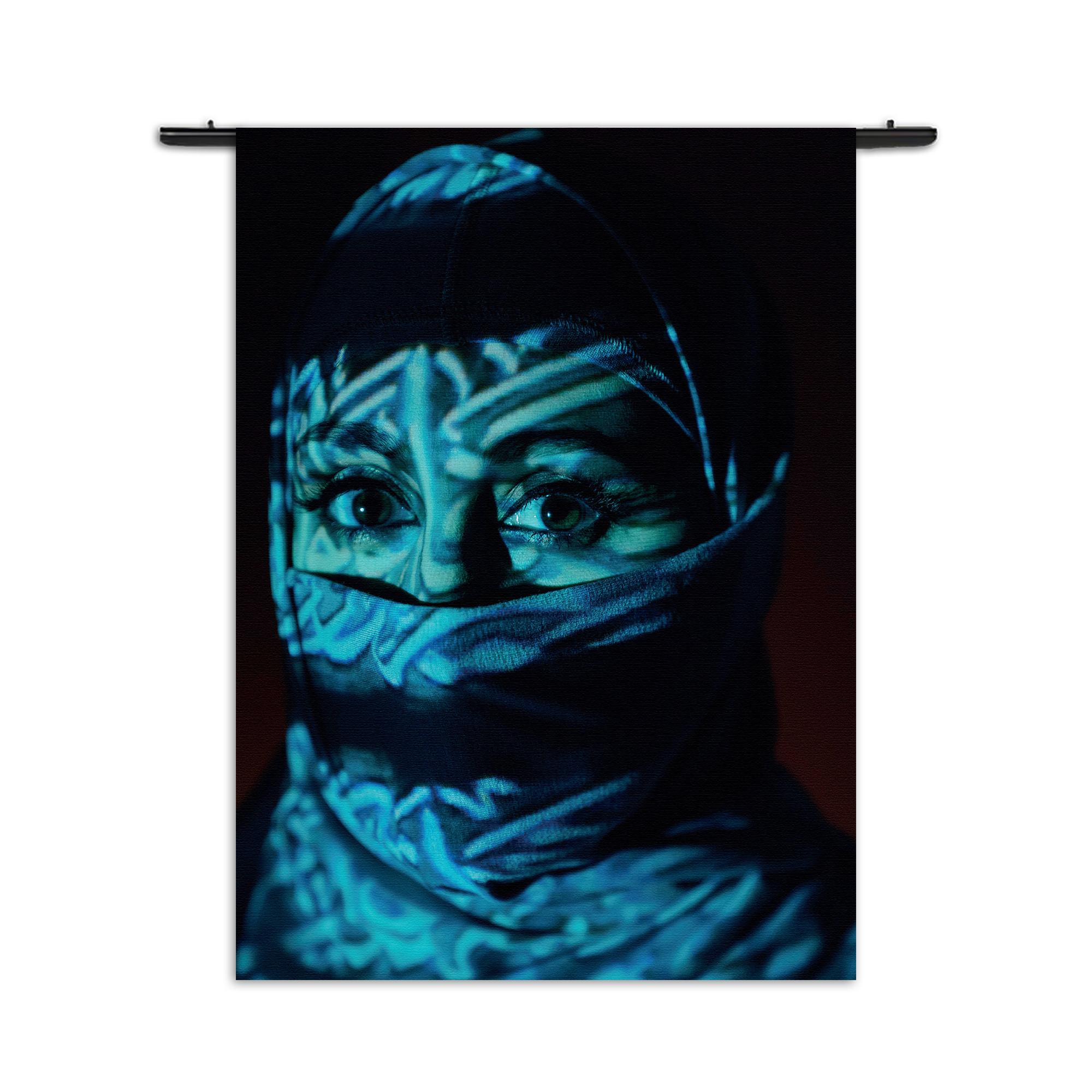 Wandkleed Jonge Arabische Vrouw Met Blauwe Hoofddoek Rechthoek Verticaal