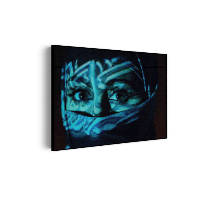 Akoestisch Schilderij Jonge Arabische Vrouw Met Blauwe Hoofddoek Rechthoek Horizontaal Template 50 70 horizontaal mensen 9 scaled 1