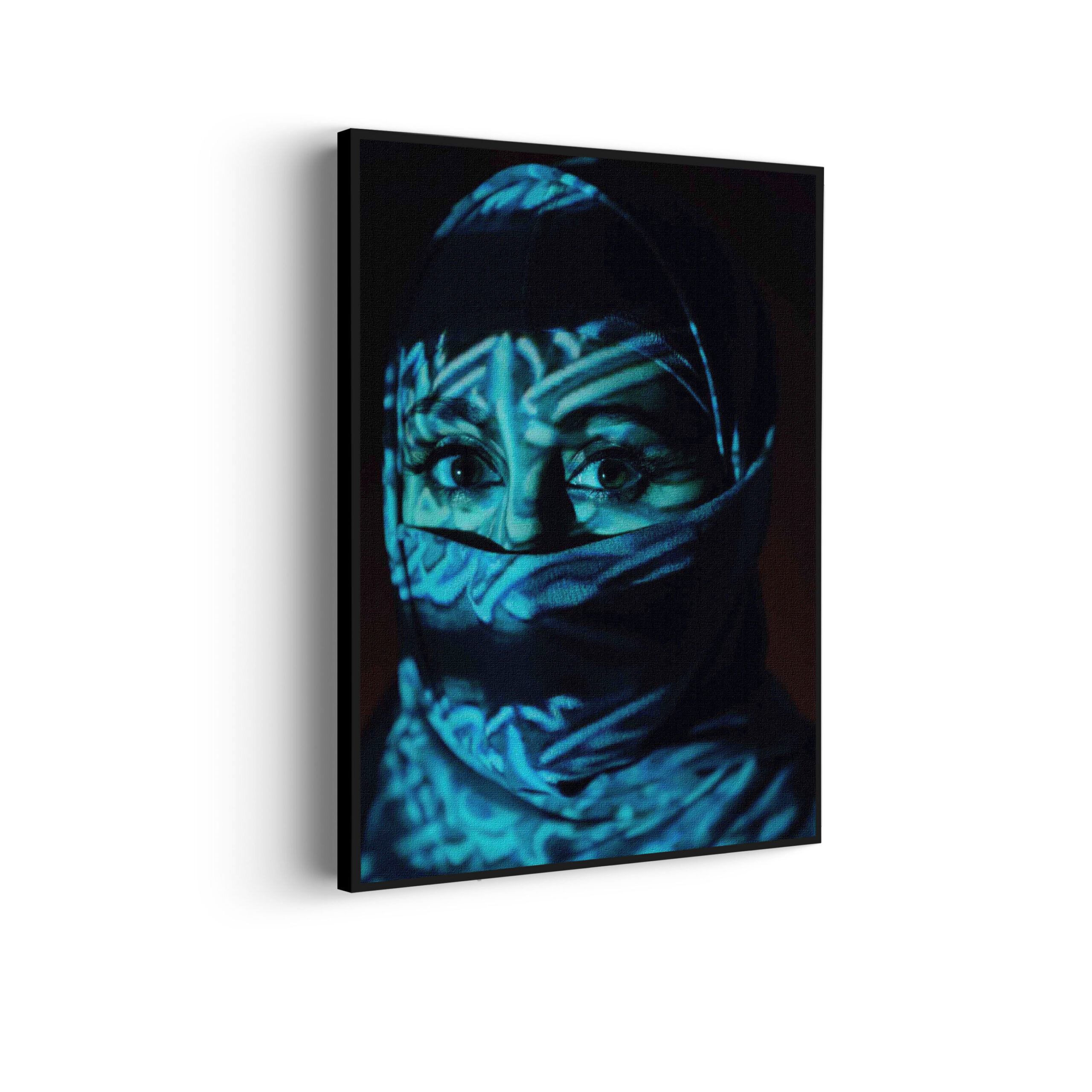 Akoestisch Schilderij Jonge Arabische Vrouw Met Blauwe Hoofddoek Rechthoek Verticaal Template 50 70 verticaal mensen 9 scaled 1