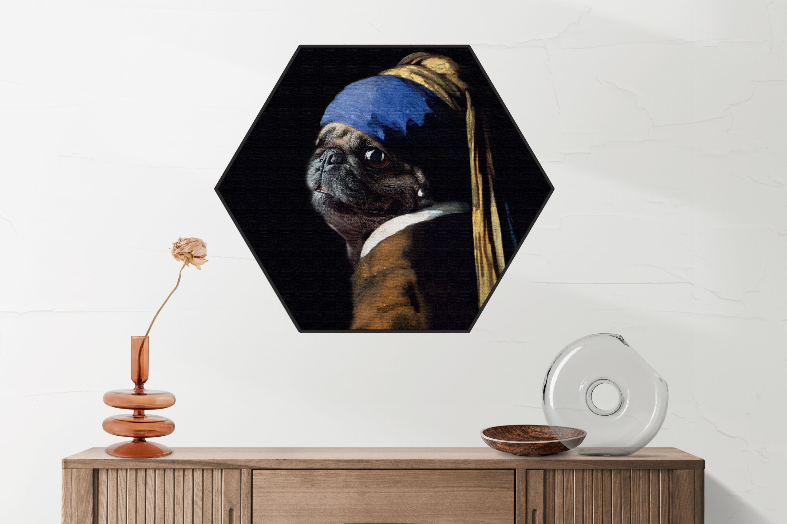Akoestisch Schilderij Menselijke Bulldog Hond Als Meisje Met De Parel Hexagon Template Hexagon ironisch 10 1 1 scaled 1