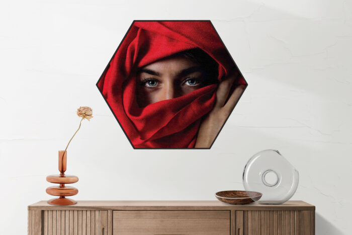 Akoestisch Schilderij Jonge Arabische Vrouw Met Rode Hoofddoek Hexagon Template Hexagon mensen 1 2 scaled 1