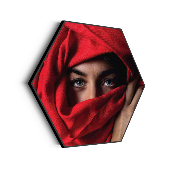 Akoestisch Schilderij Jonge Arabische Vrouw Met Rode Hoofddoek Hexagon Template Hexagon mensen 1 scaled 1
