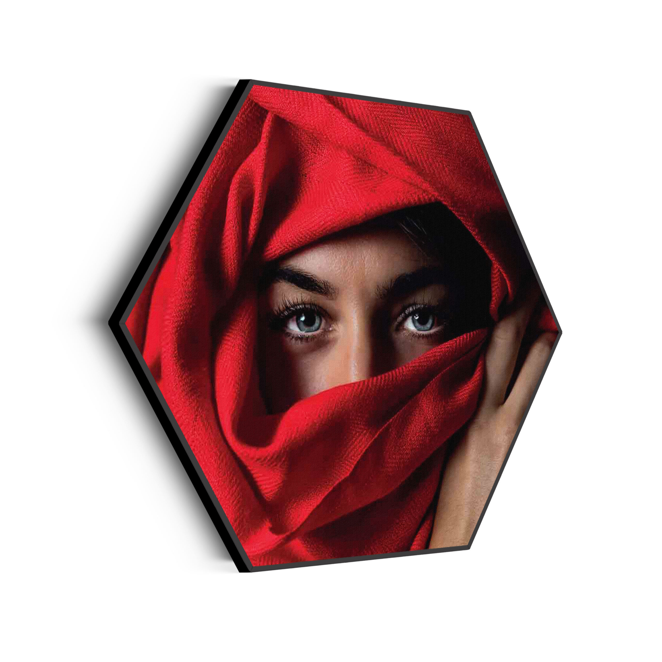 Akoestisch Schilderij Jonge Arabische Vrouw Met Rode Hoofddoek Hexagon Template Hexagon mensen 1 scaled 1