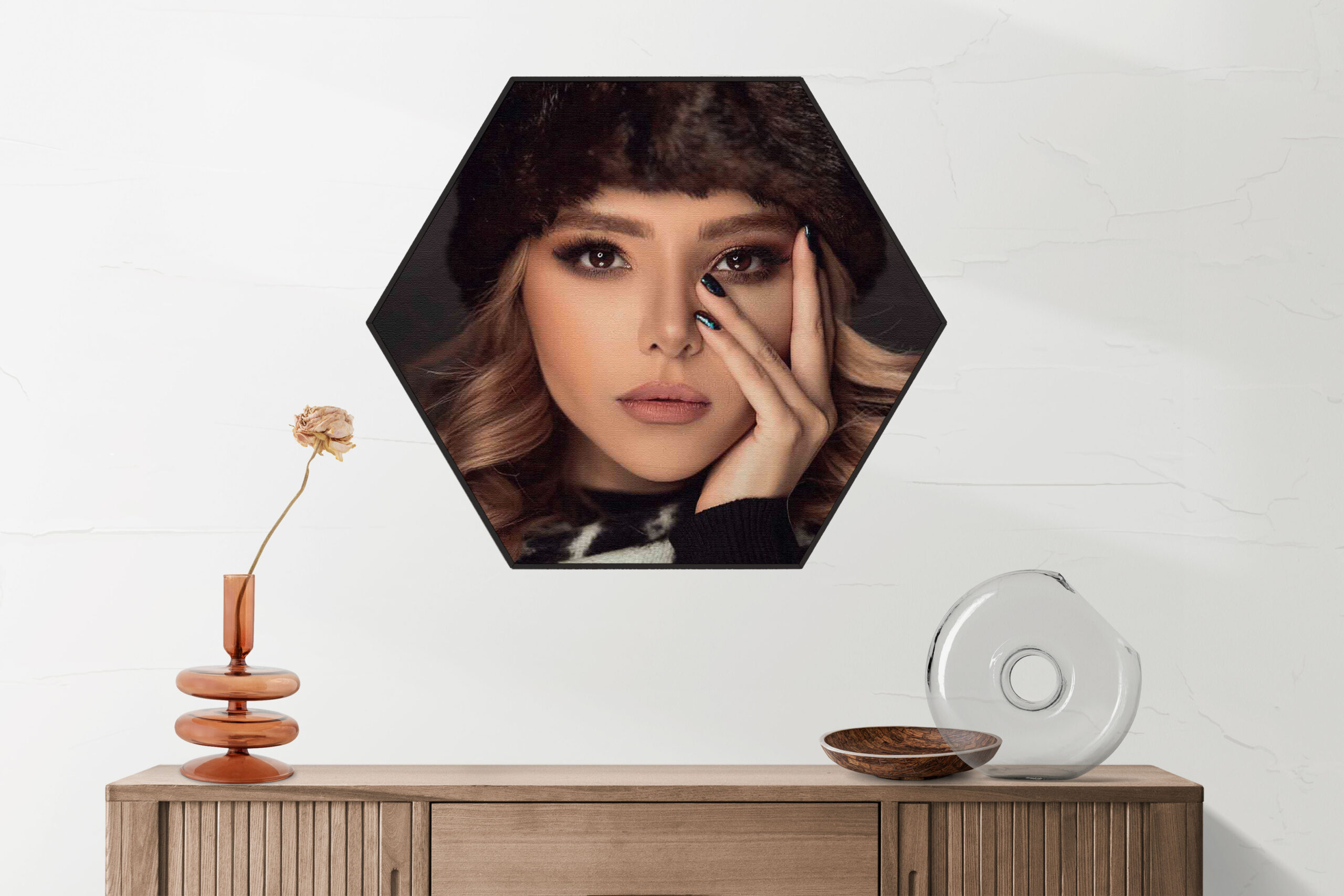 Akoestisch Schilderij Sexy Blonde Dame Met Oosterse Muts Hexagon Template Hexagon mensen 6 2 scaled 1