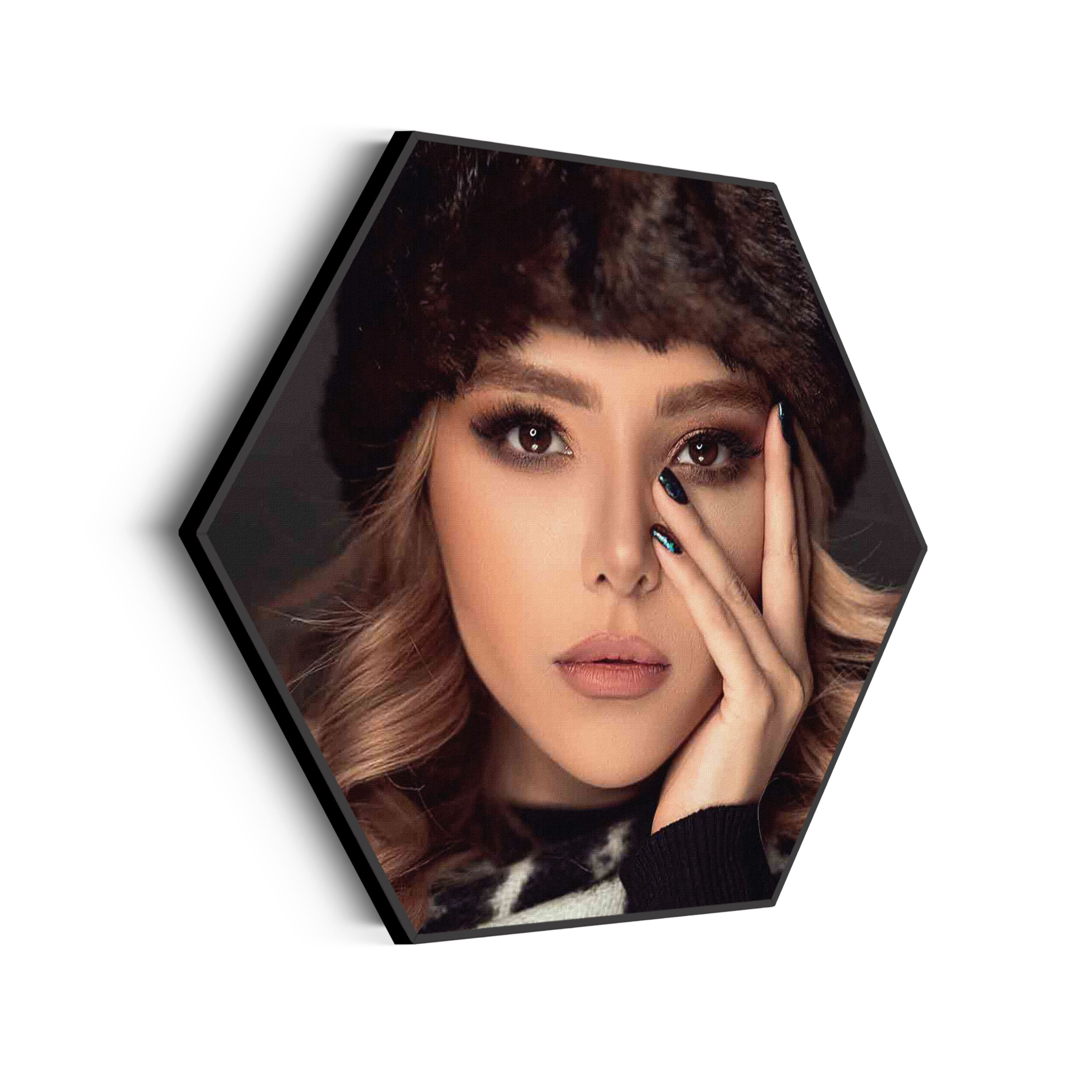 Akoestisch Schilderij Sexy Blonde Dame Met Oosterse Muts Hexagon Template Hexagon mensen 6 scaled 1