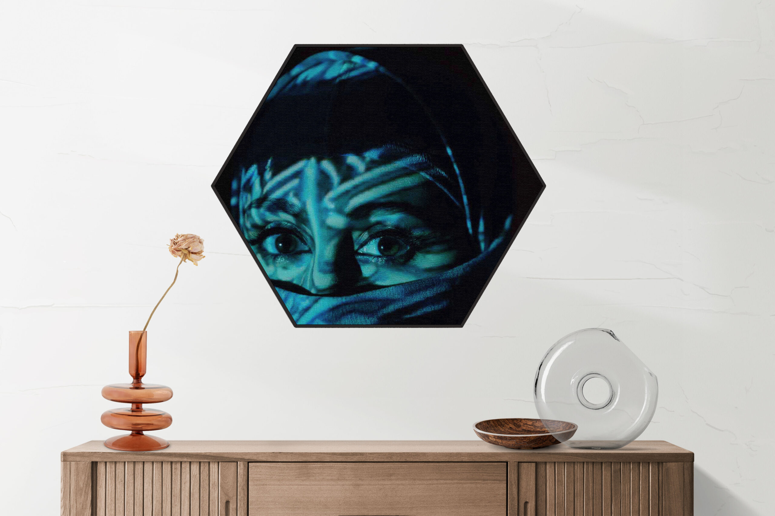 Akoestisch Schilderij Jonge Arabische Vrouw Met Blauwe Hoofddoek Hexagon Template Hexagon mensen 9 2 scaled 1
