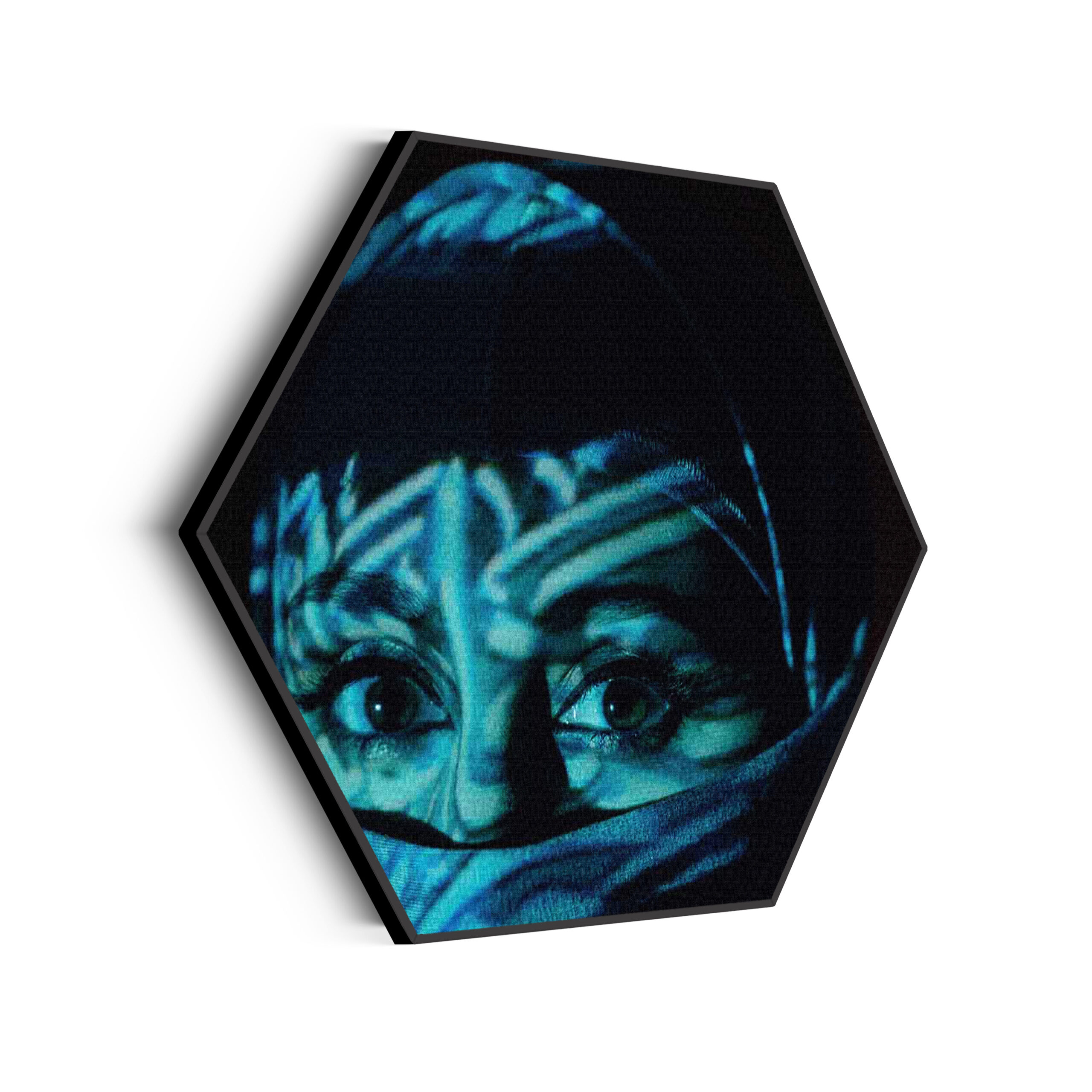 Akoestisch Schilderij Jonge Arabische Vrouw Met Blauwe Hoofddoek Hexagon Template Hexagon mensen 9 scaled 1