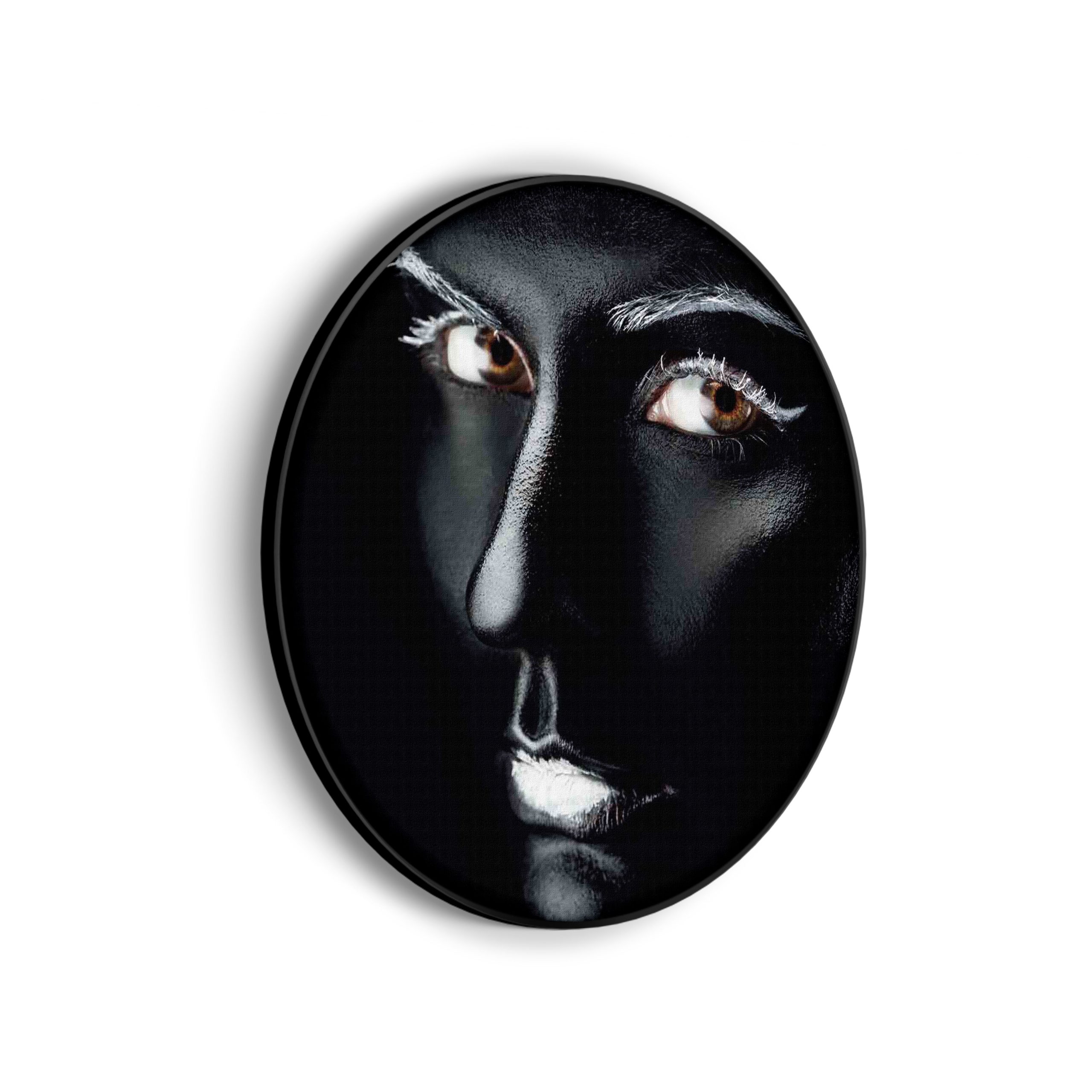 Akoestisch Schilderij Dame Zilvere Make up Rond - Muurcirkel Template Vierkant Rond lifestyle 2 scaled 1
