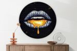 Akoestisch Schilderij Golden Money Lips Rond - Muurcirkel Template Vierkant Rond lifestyle 5 1 2 scaled 1