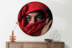 Akoestisch Schilderij Jonge Arabische Vrouw Met Rode Hoofddoek Rond - Muurcirkel Template Vierkant Rond mensen 1 1 5 scaled 1