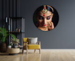 Akoestisch Schilderij Indiaanse Vrouw In Kostuum Rond - Muurcirkel Template Vierkant Rond mensen 21 1 4 scaled 1