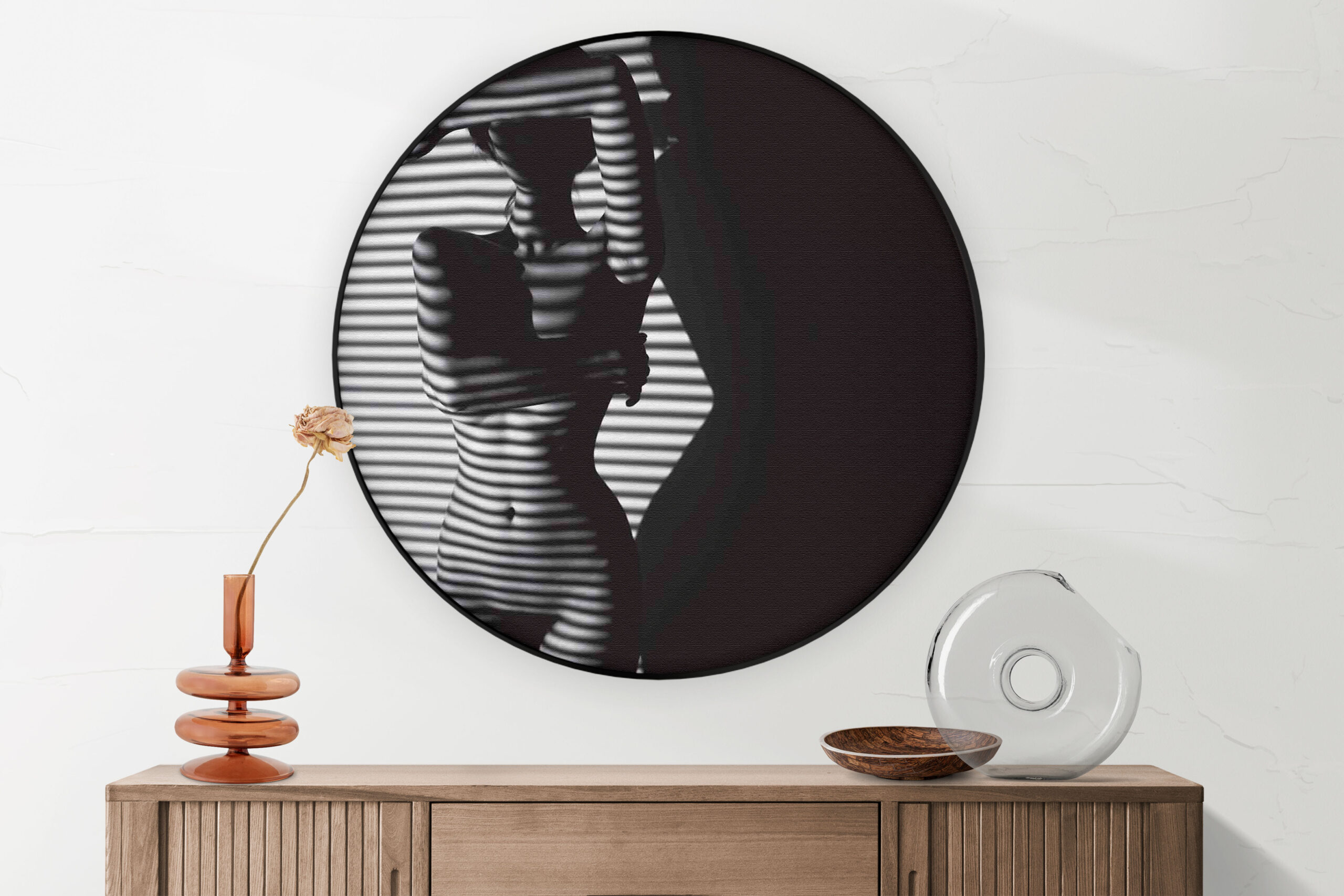 Akoestisch Schilderij Blote Vrouw Achter Jaloezie 02 Rond - Muurcirkel Template Vierkant Rond mensen 33 1 5 scaled 1