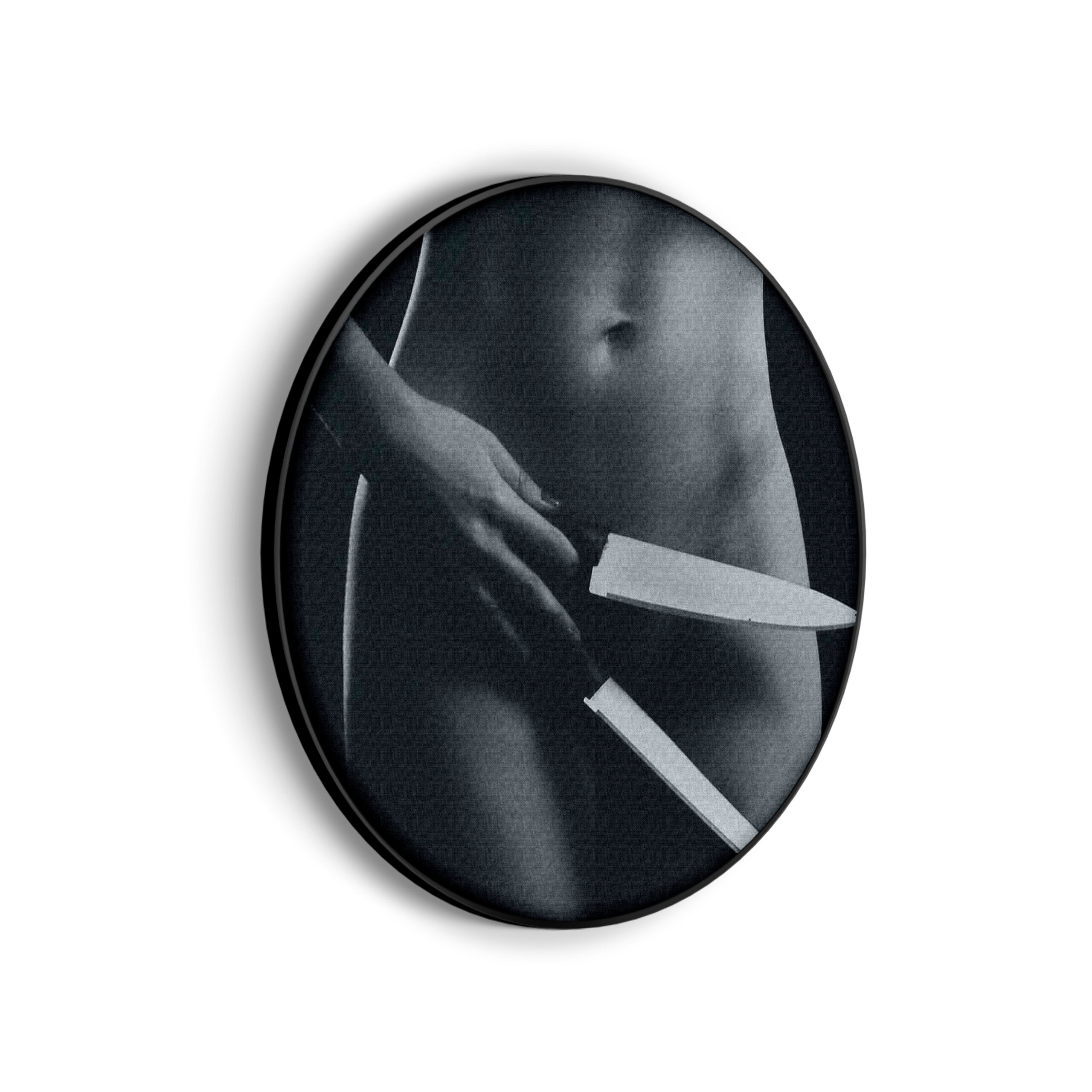Akoestisch Schilderij Vrouwlijke Messentrekker Rond - Muurcirkel Template Vierkant Rond mensen 4 1 3 scaled 1