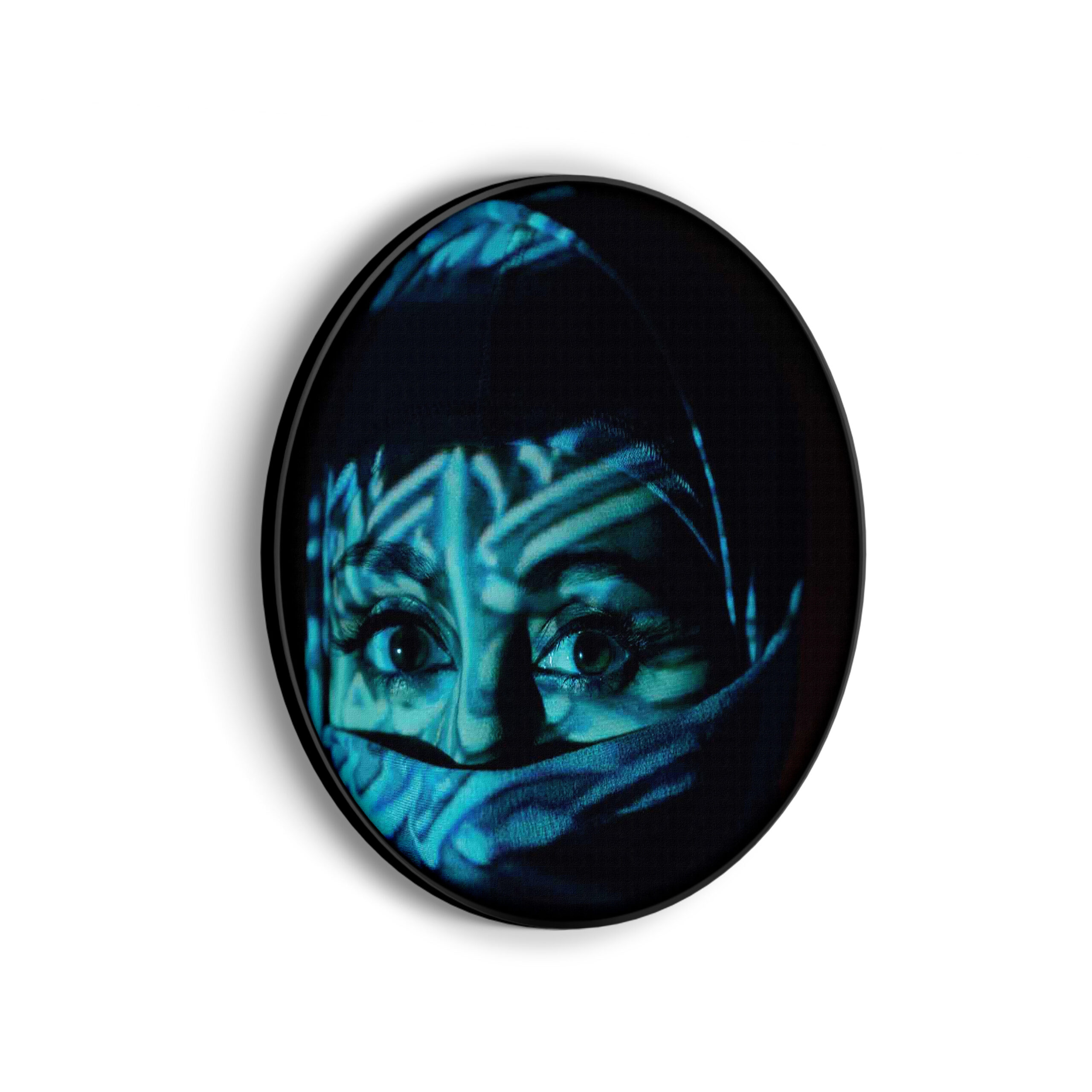 Akoestisch Schilderij Jonge Arabische Vrouw Met Blauwe Hoofddoek Rond - Muurcirkel Template Vierkant Rond mensen 9 1 3 scaled 1