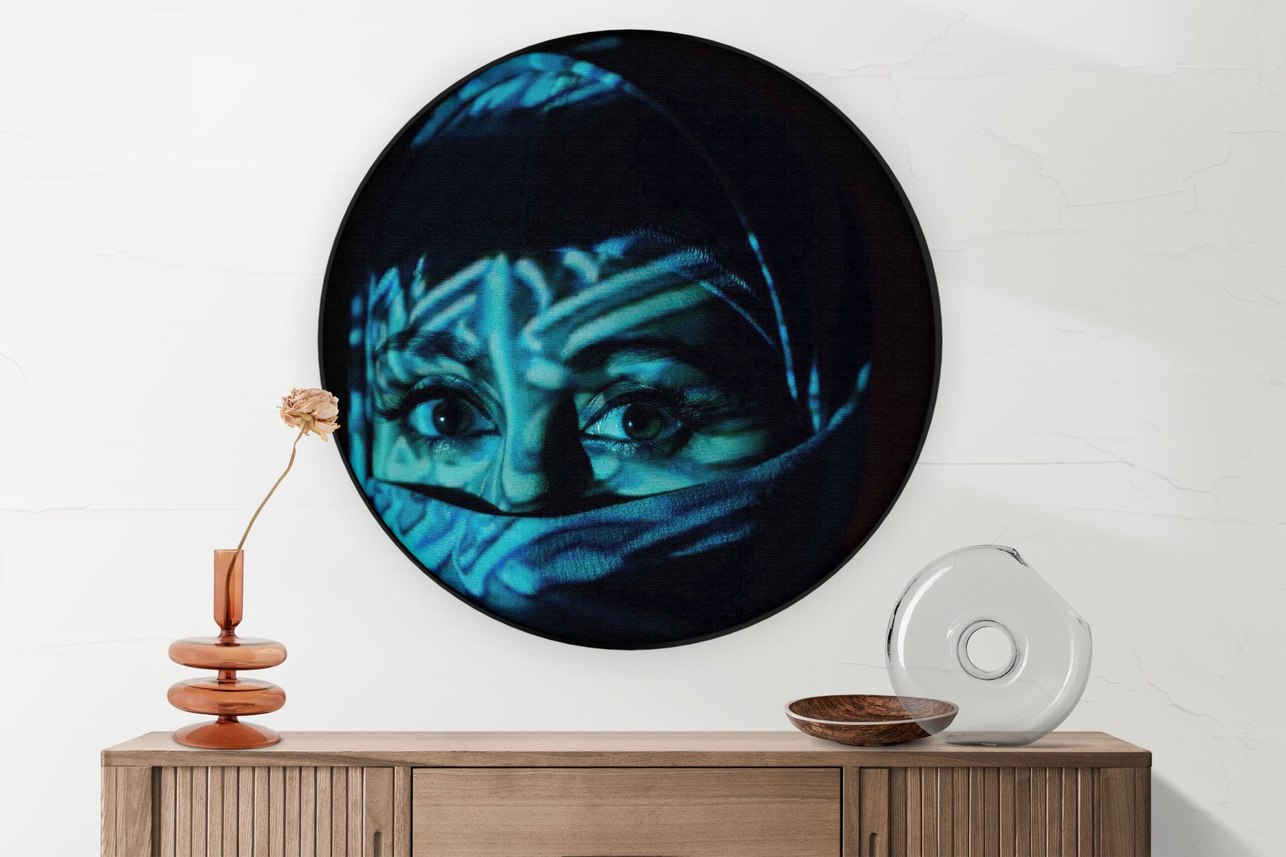 Akoestisch Schilderij Jonge Arabische Vrouw Met Blauwe Hoofddoek Rond - Muurcirkel Template Vierkant Rond mensen 9 1 5 scaled 1