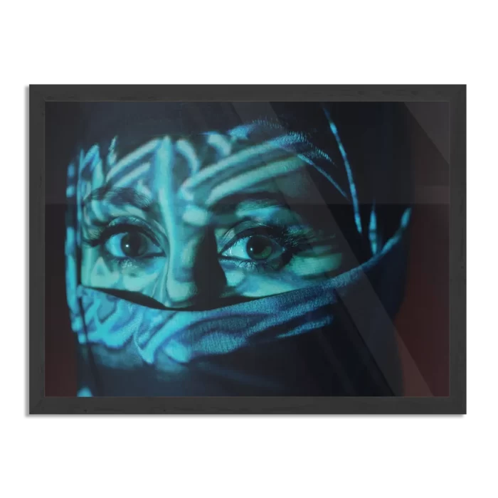 Poster Jonge Arabische Vrouw Met Blauwe Hoofddoek Rechthoek Horizontaal Met Lijst Template PBF 50 70 Horizontaal Mensen 9 1