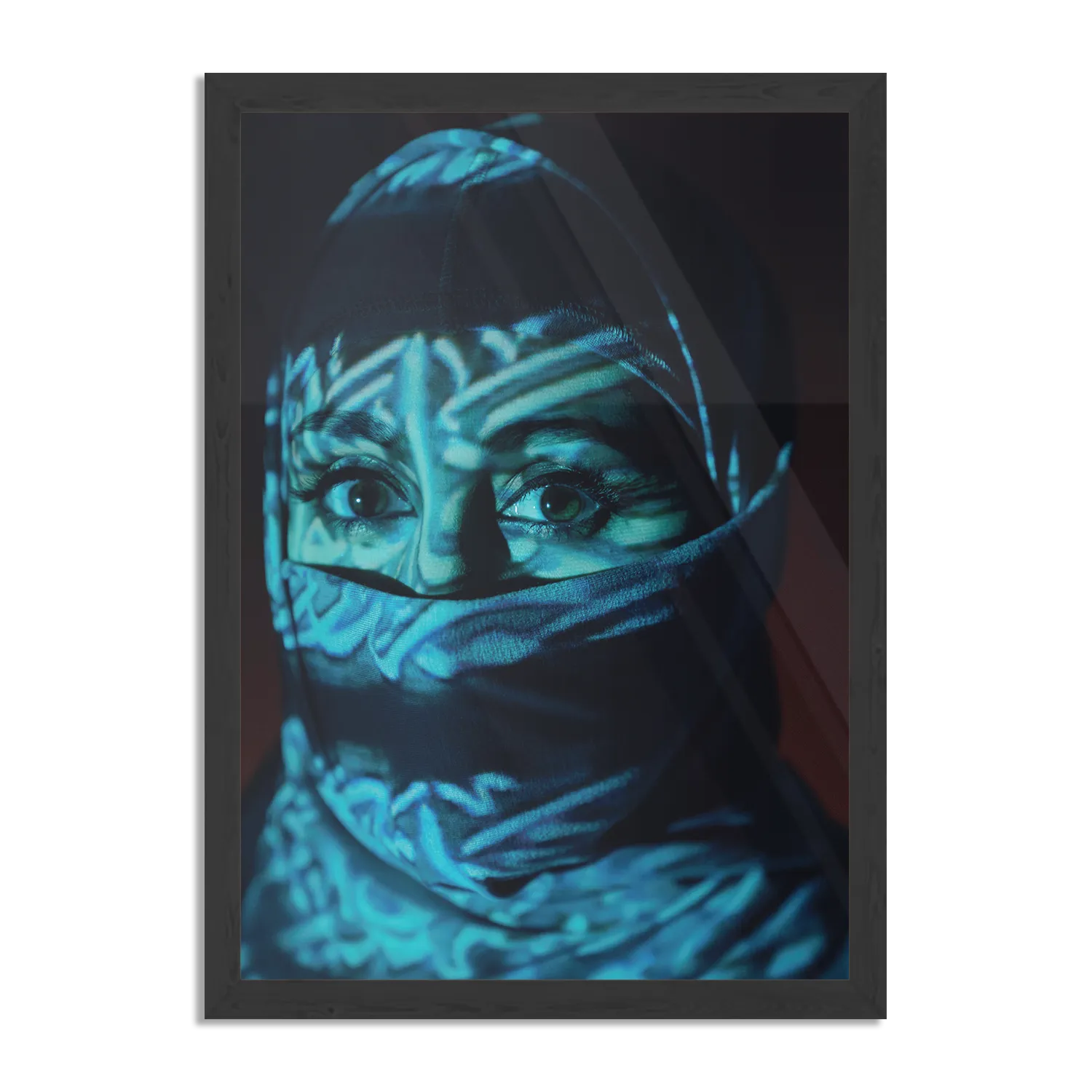 Poster Jonge Arabische Vrouw Met Blauwe Hoofddoek Rechthoek Verticaal Met Lijst Template PBL 50 70 Verticaal Mensen 9 1