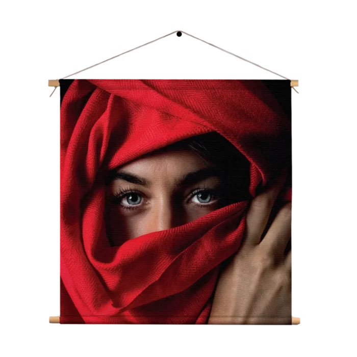 Textielposter Jonge Arabische Vrouw Met Rode Hoofddoek Vierkant Template TP Vierkant Mensen 1 1